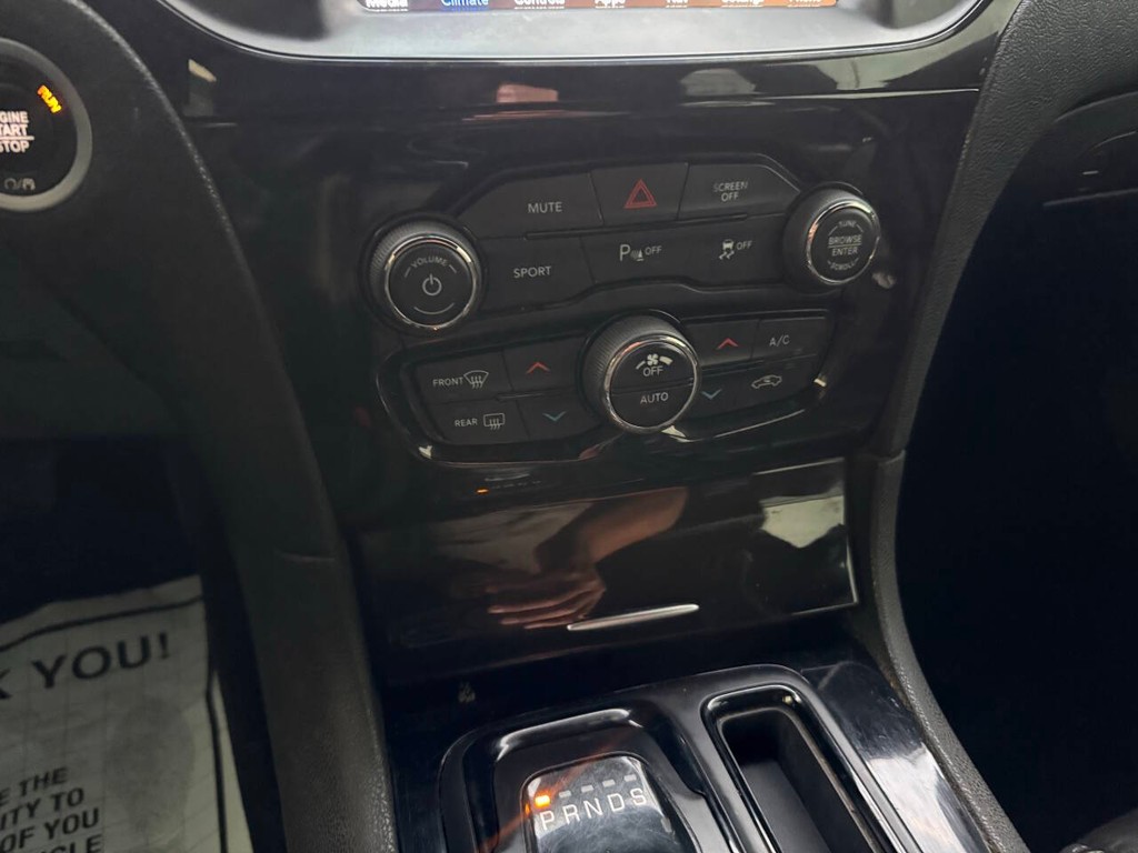 Chrysler 300 Vehicle Full-screen Gallery Image 29