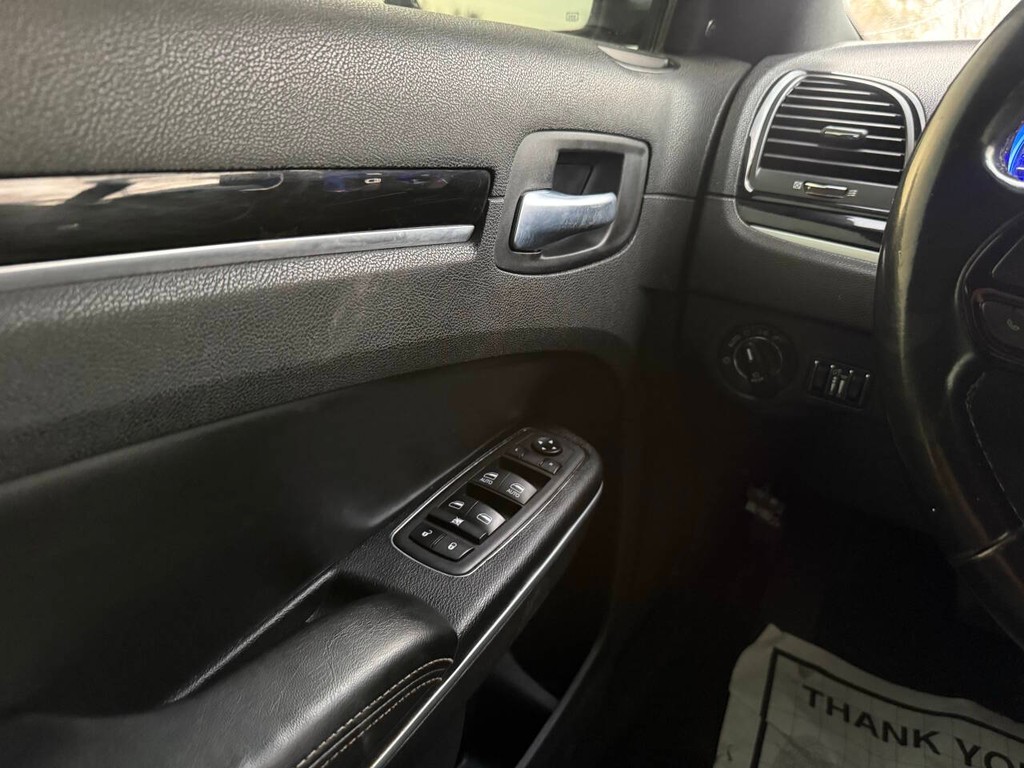 Chrysler 300 Vehicle Full-screen Gallery Image 31