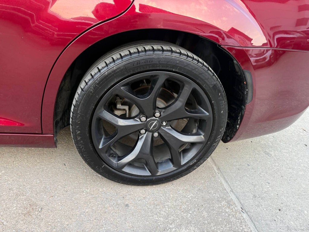 Chrysler 300 Vehicle Full-screen Gallery Image 34