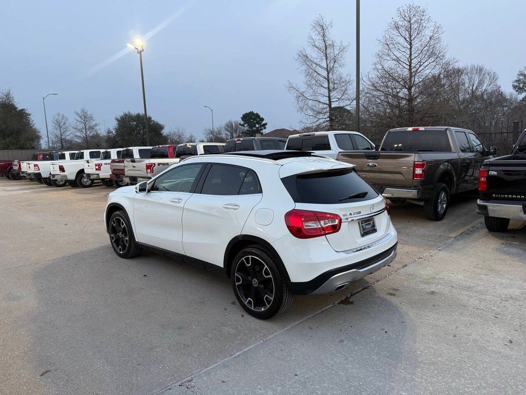 Mercedes-Benz GLA Vehicle Full-screen Gallery Image 04