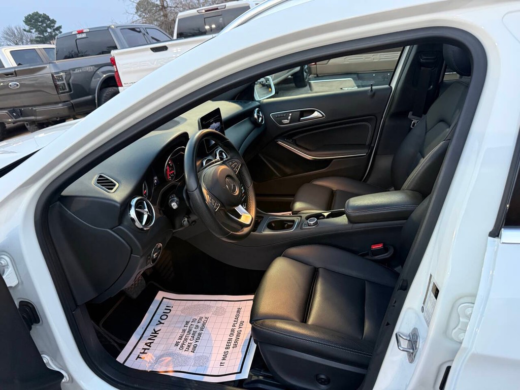 Mercedes-Benz GLA Vehicle Full-screen Gallery Image 07