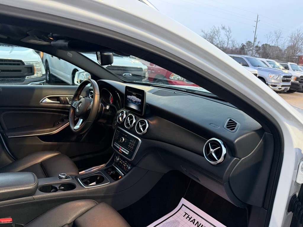 Mercedes-Benz GLA Vehicle Full-screen Gallery Image 09