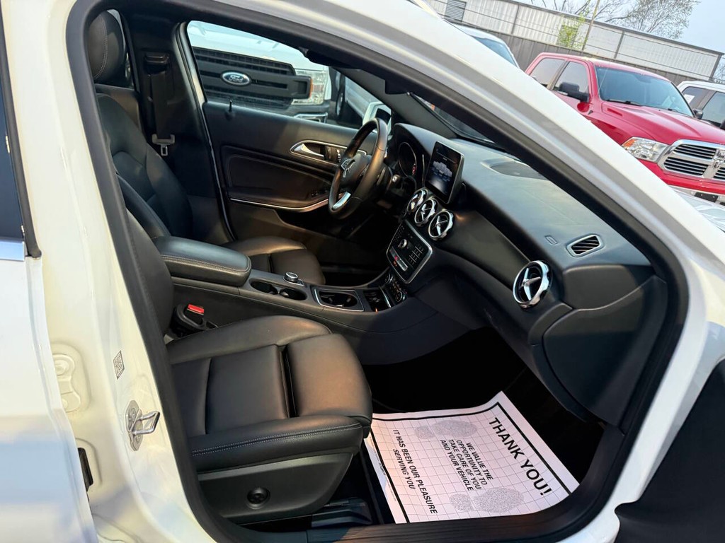 Mercedes-Benz GLA Vehicle Full-screen Gallery Image 10