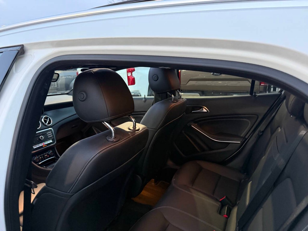 Mercedes-Benz GLA Vehicle Full-screen Gallery Image 11