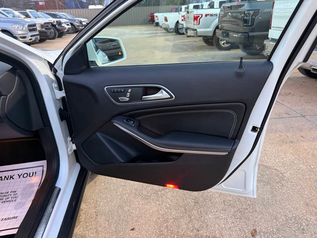 Mercedes-Benz GLA Vehicle Full-screen Gallery Image 12