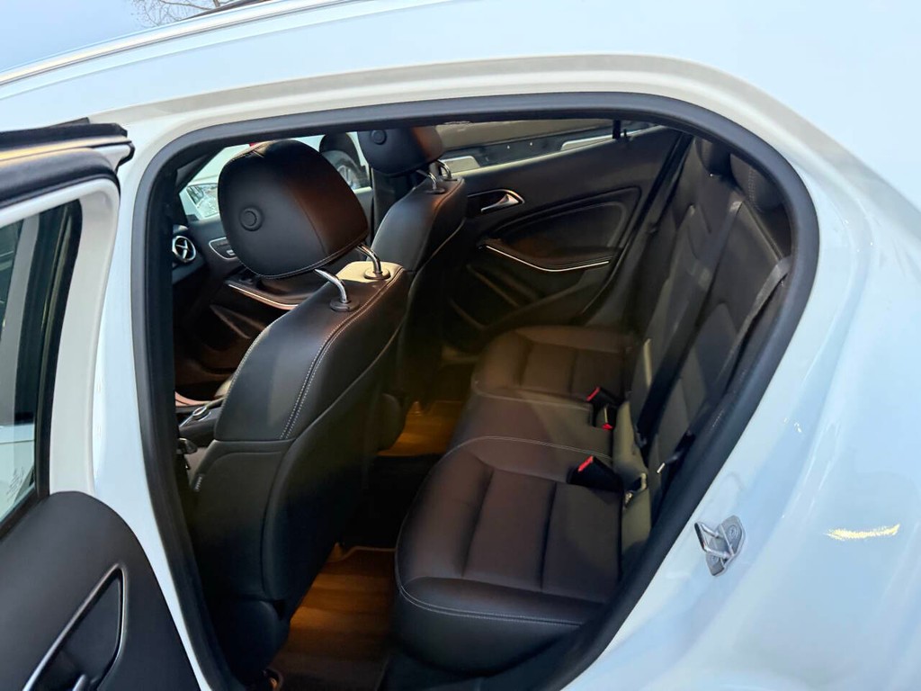 Mercedes-Benz GLA Vehicle Full-screen Gallery Image 13