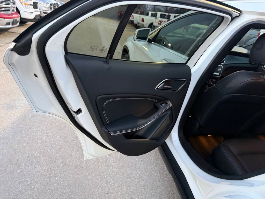 Mercedes-Benz GLA Vehicle Full-screen Gallery Image 14