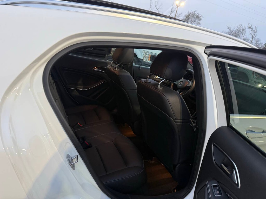 Mercedes-Benz GLA Vehicle Full-screen Gallery Image 15