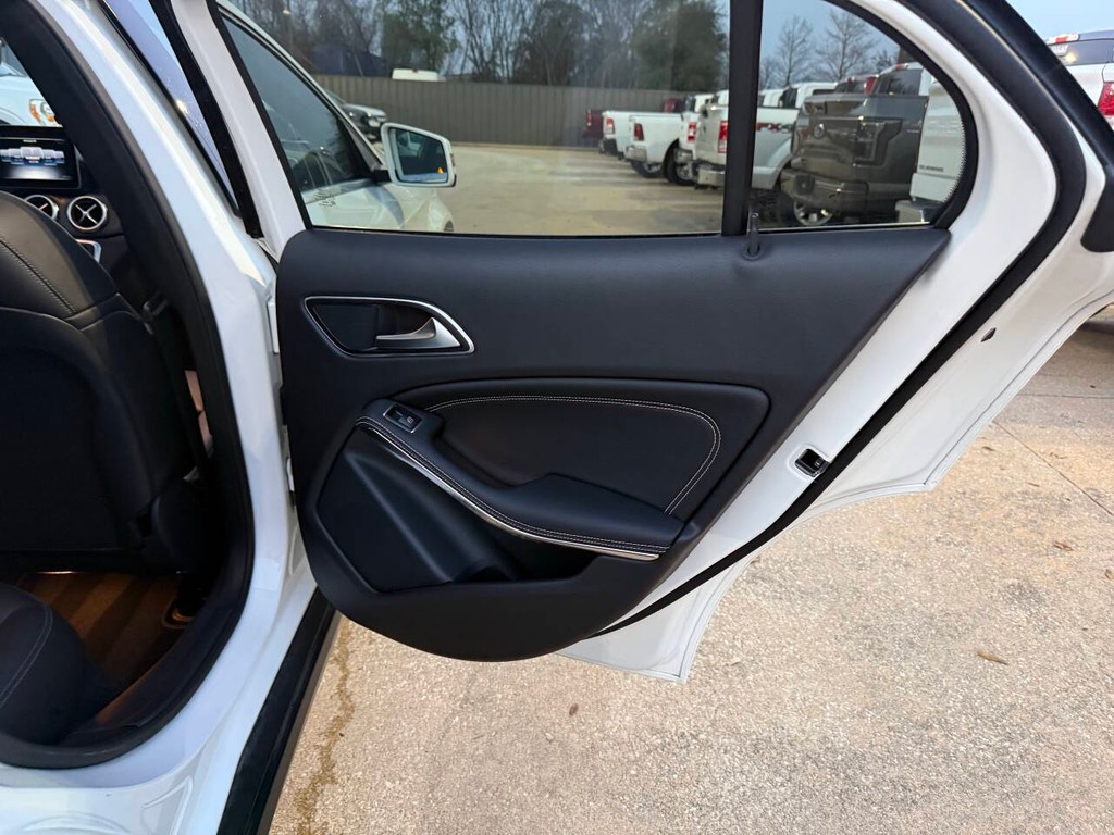 Mercedes-Benz GLA Vehicle Full-screen Gallery Image 16