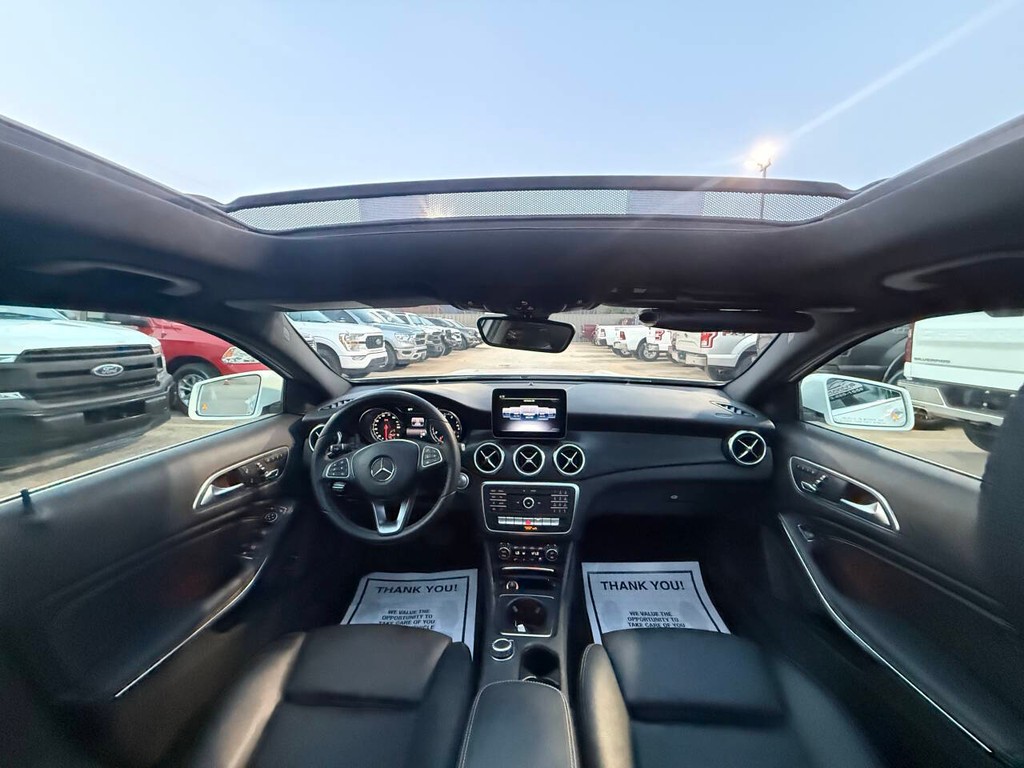 Mercedes-Benz GLA Vehicle Full-screen Gallery Image 18