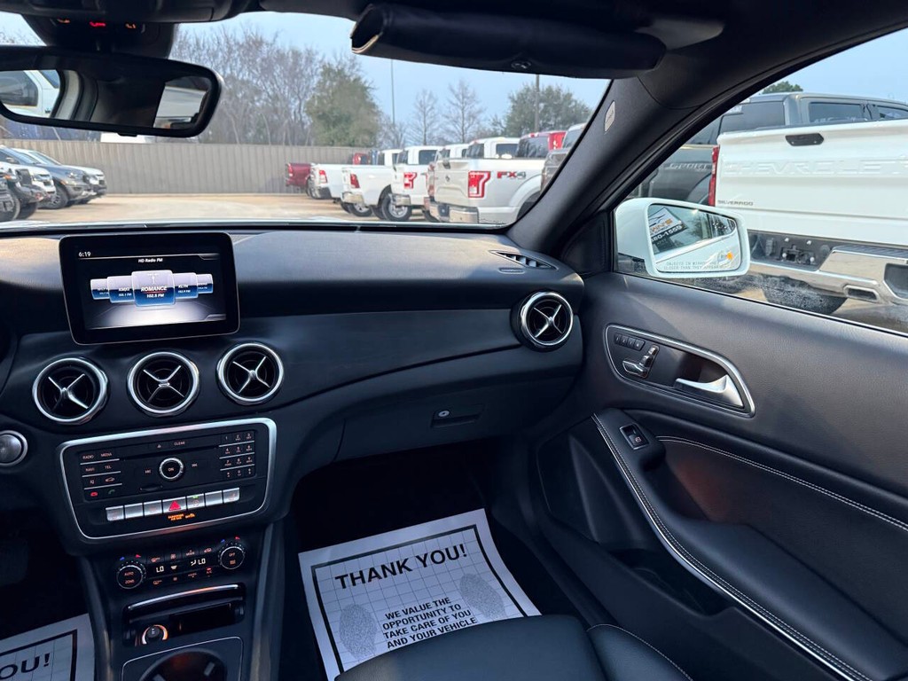 Mercedes-Benz GLA Vehicle Full-screen Gallery Image 20