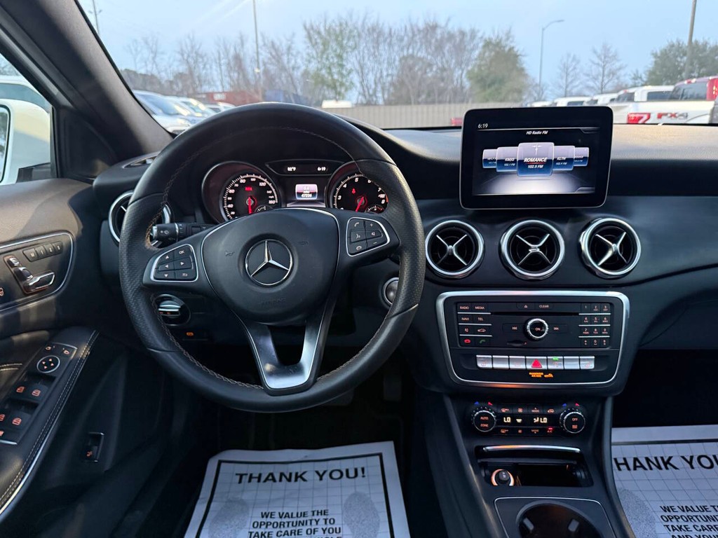Mercedes-Benz GLA Vehicle Full-screen Gallery Image 21