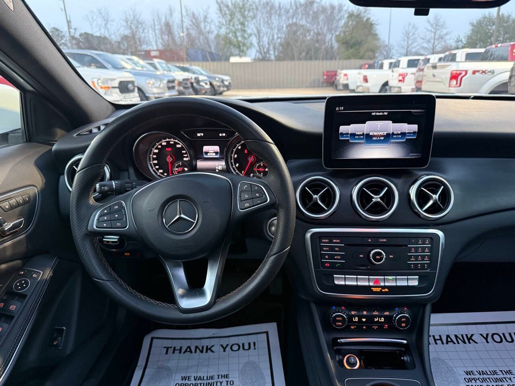 Mercedes-Benz GLA Vehicle Full-screen Gallery Image 22