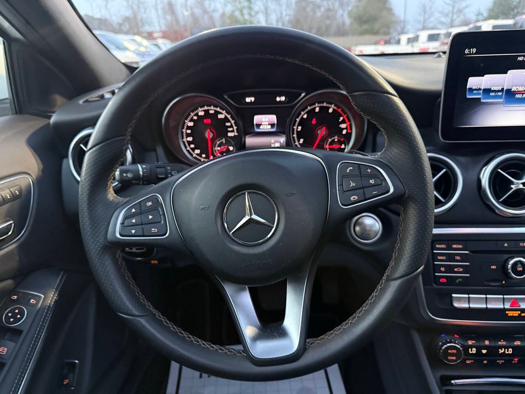 Mercedes-Benz GLA Vehicle Full-screen Gallery Image 23