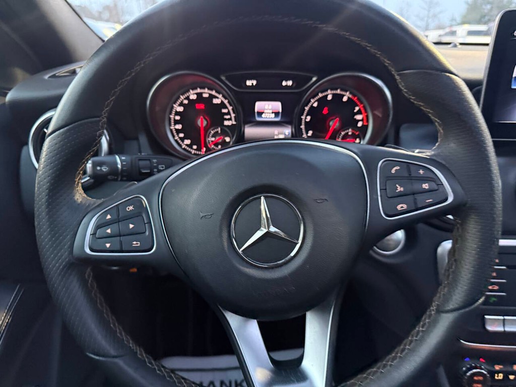 Mercedes-Benz GLA Vehicle Full-screen Gallery Image 24