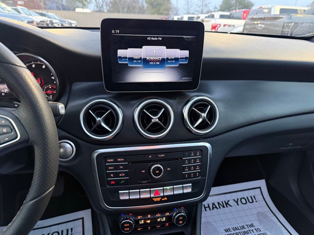 Mercedes-Benz GLA Vehicle Full-screen Gallery Image 25