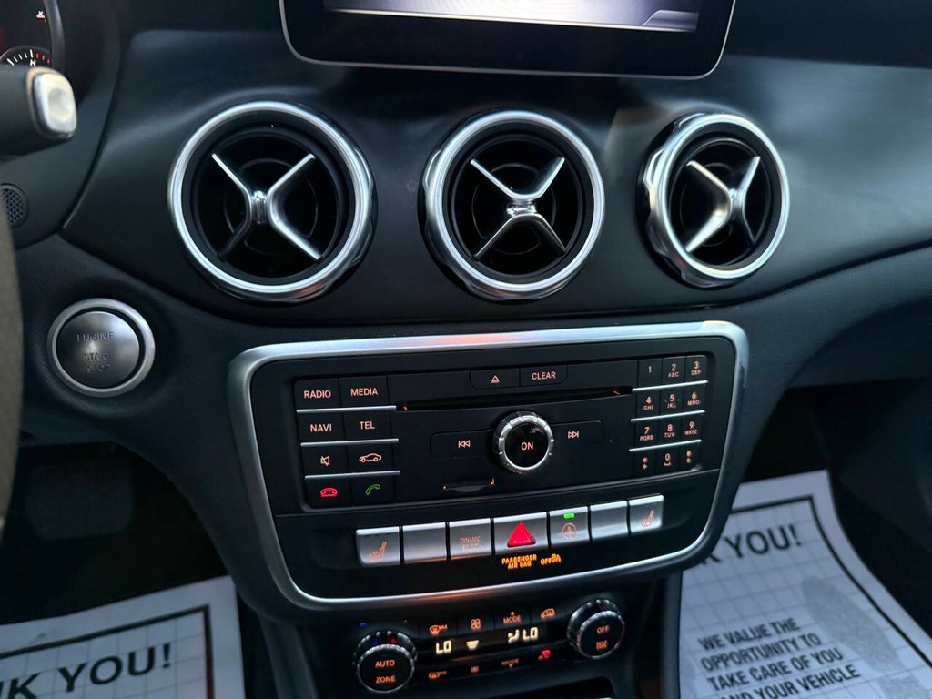 Mercedes-Benz GLA Vehicle Full-screen Gallery Image 27