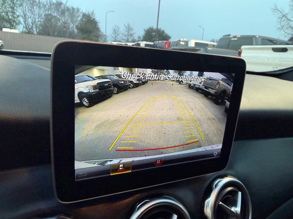 Mercedes-Benz GLA Vehicle Full-screen Gallery Image 28