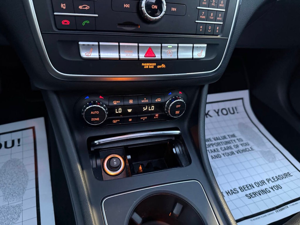 Mercedes-Benz GLA Vehicle Full-screen Gallery Image 29