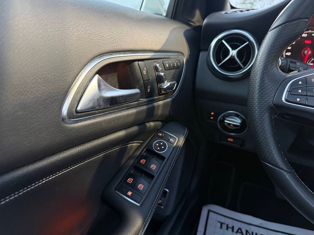 Mercedes-Benz GLA Vehicle Full-screen Gallery Image 31