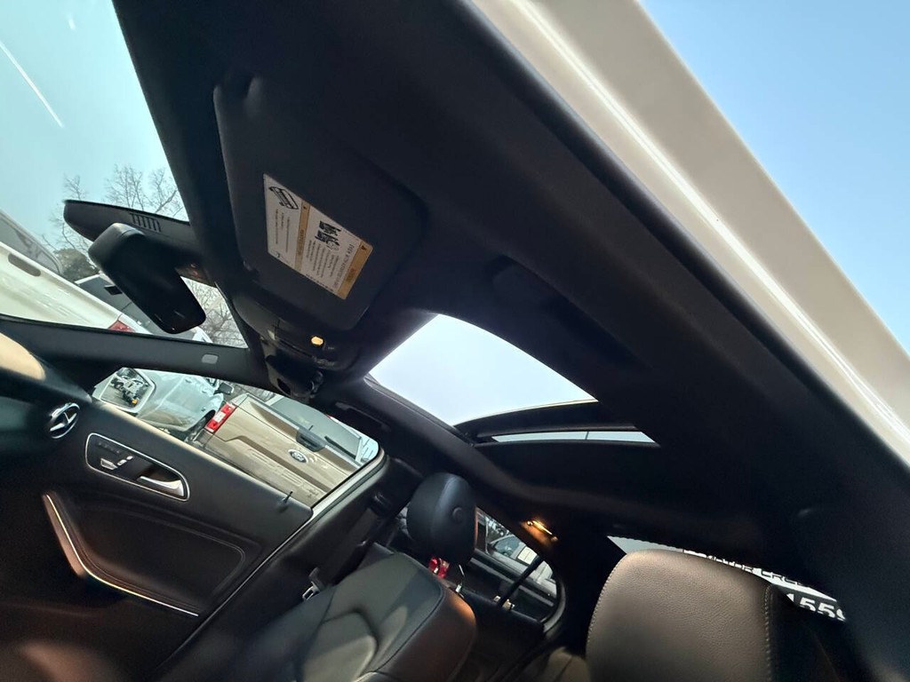 Mercedes-Benz GLA Vehicle Full-screen Gallery Image 32