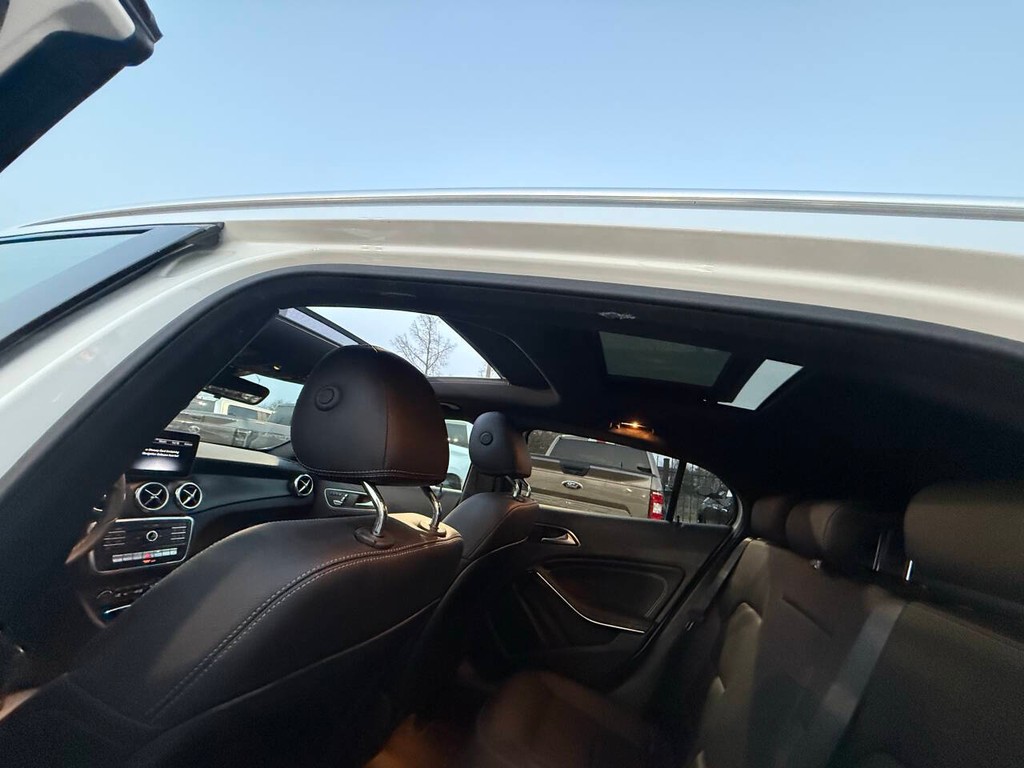 Mercedes-Benz GLA Vehicle Full-screen Gallery Image 34