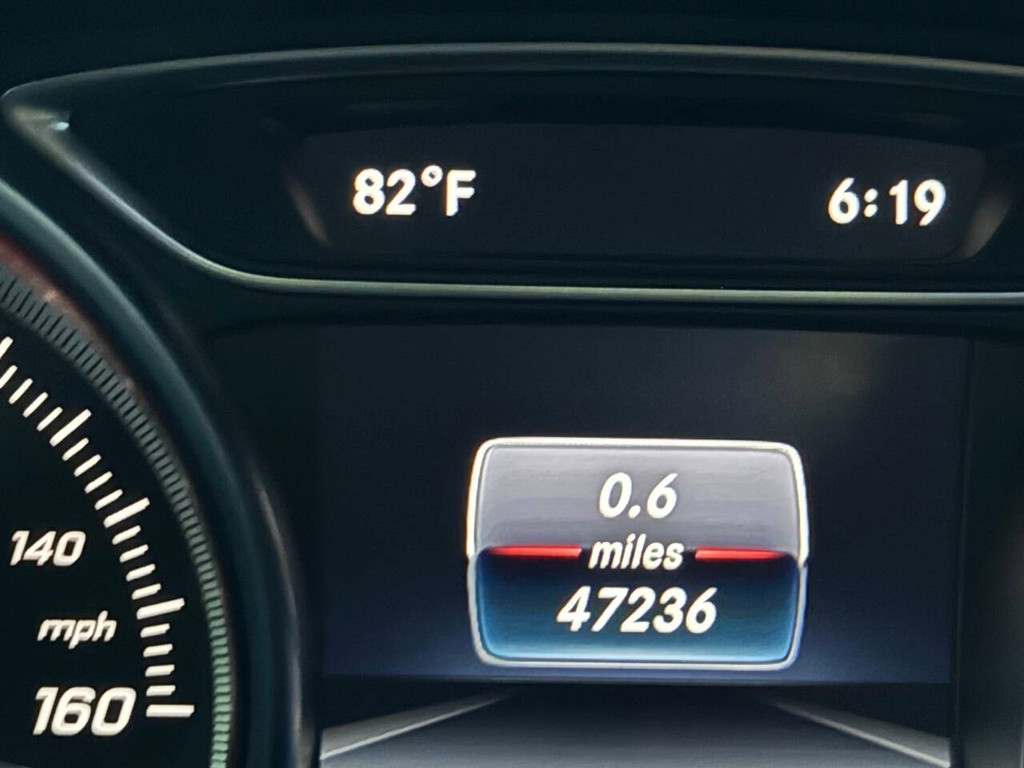 Mercedes-Benz GLA Vehicle Full-screen Gallery Image 35