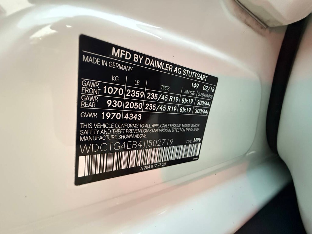 Mercedes-Benz GLA Vehicle Full-screen Gallery Image 36