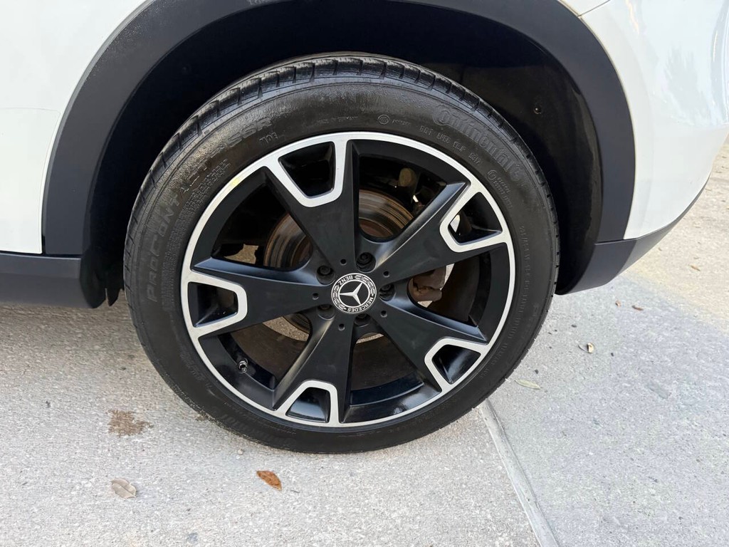 Mercedes-Benz GLA Vehicle Full-screen Gallery Image 38