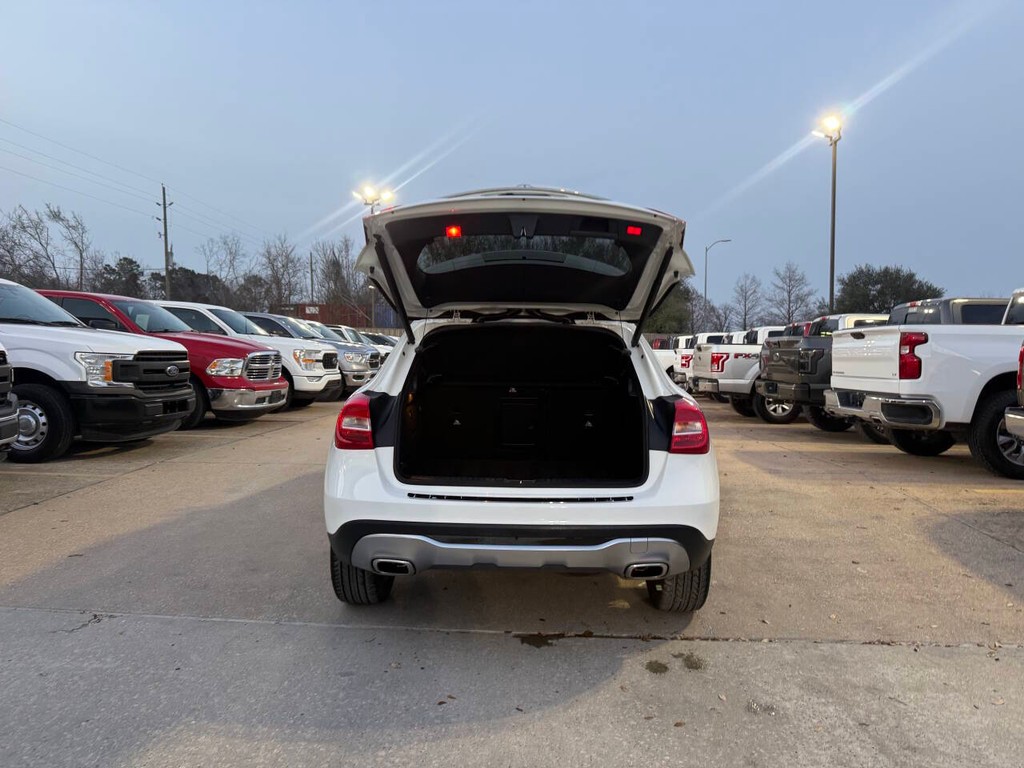 Mercedes-Benz GLA Vehicle Full-screen Gallery Image 39