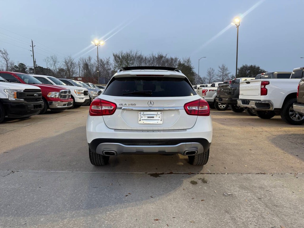 Mercedes-Benz GLA Vehicle Full-screen Gallery Image 40