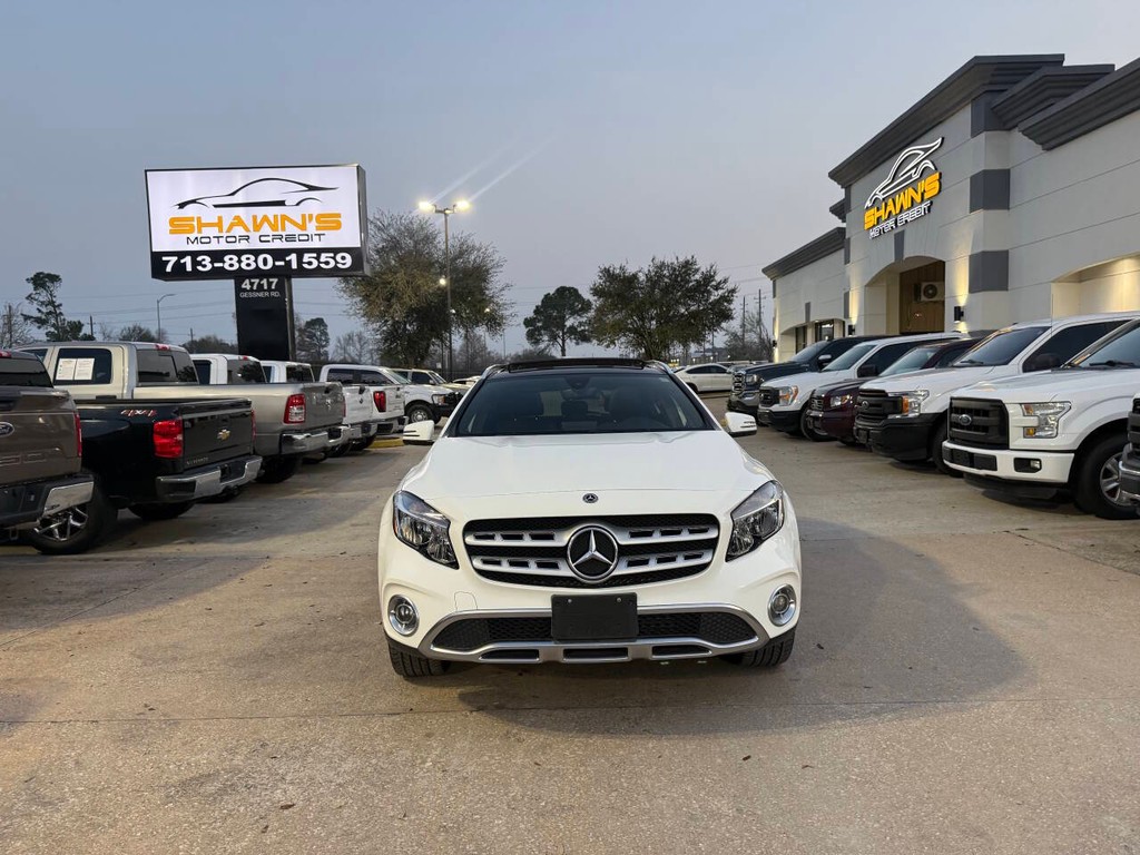 Mercedes-Benz GLA Vehicle Full-screen Gallery Image 42