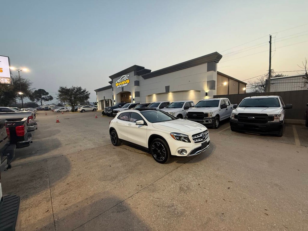Mercedes-Benz GLA Vehicle Full-screen Gallery Image 43