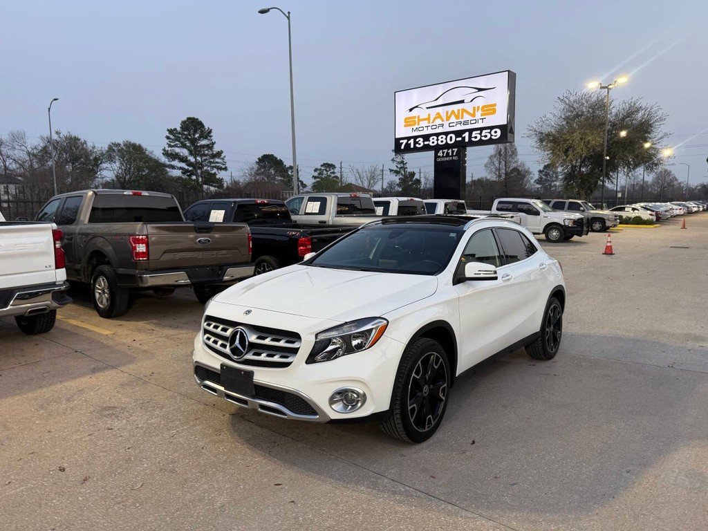 Mercedes-Benz GLA Vehicle Full-screen Gallery Image 45