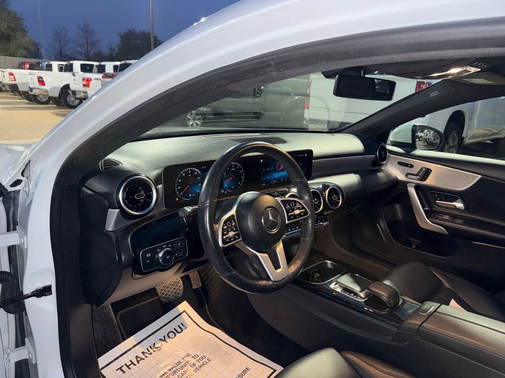 Mercedes-Benz A-Class Vehicle Full-screen Gallery Image 06