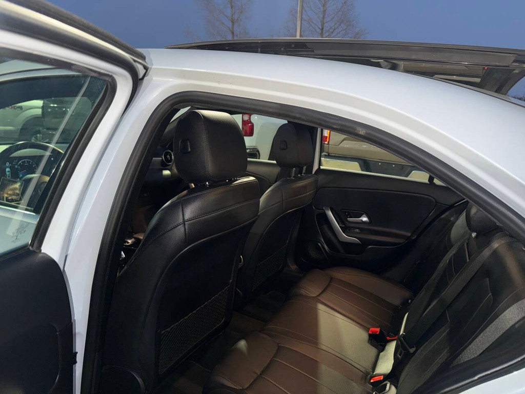 Mercedes-Benz A-Class Vehicle Full-screen Gallery Image 09