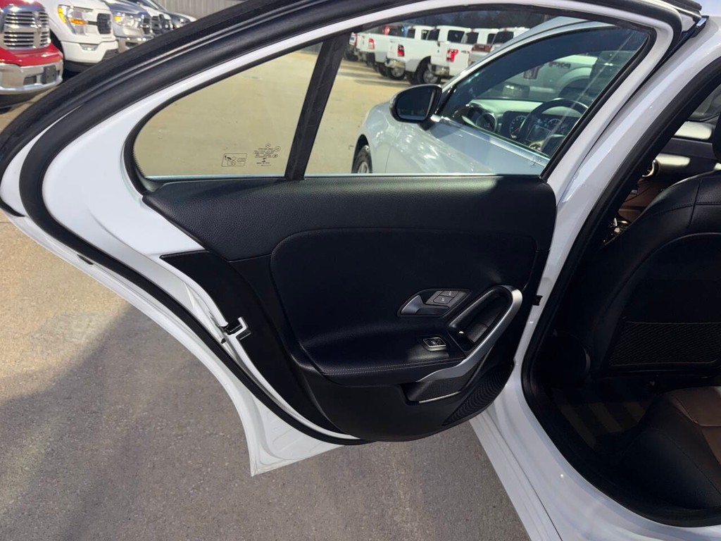 Mercedes-Benz A-Class Vehicle Full-screen Gallery Image 11