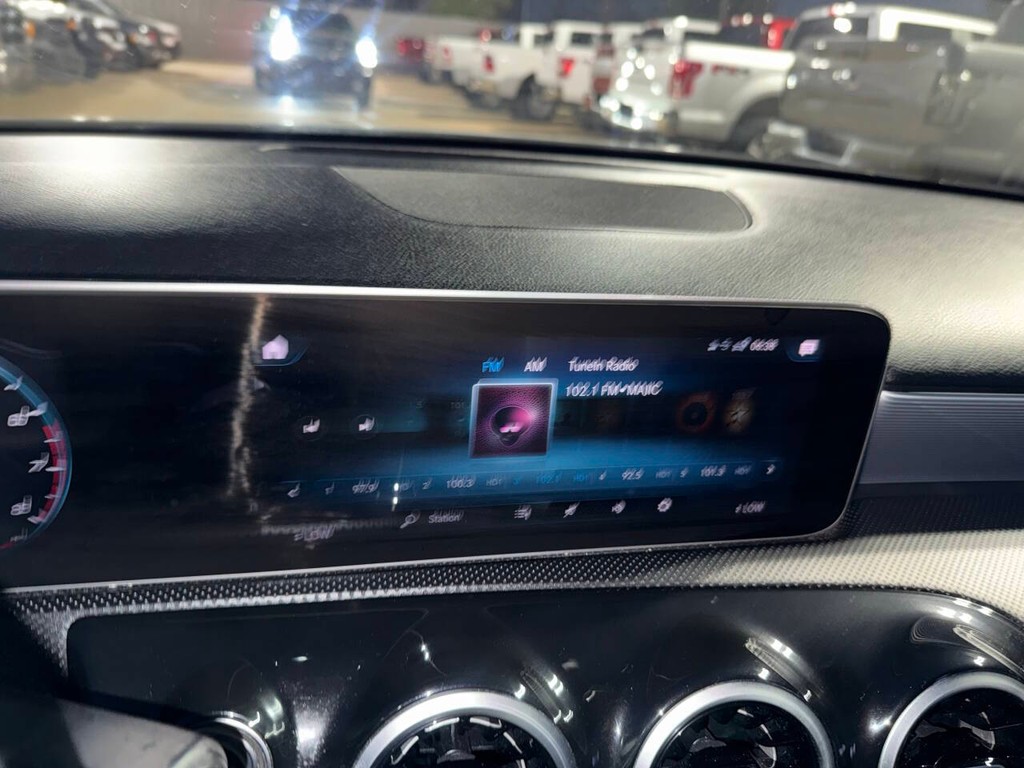 Mercedes-Benz A-Class Vehicle Full-screen Gallery Image 26