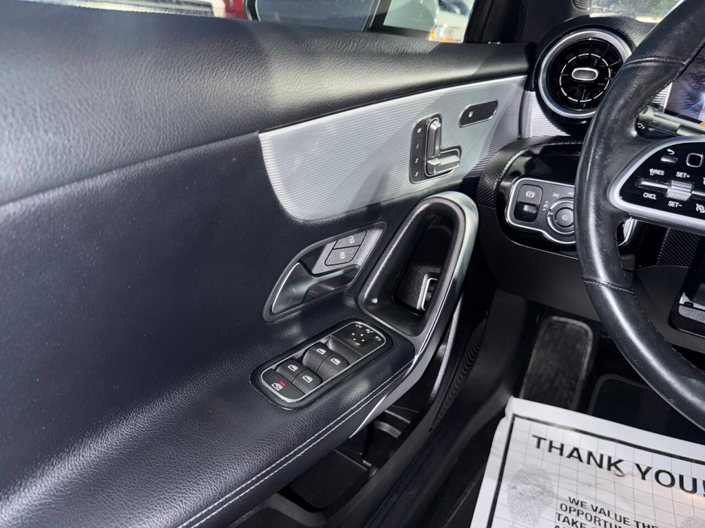 Mercedes-Benz A-Class Vehicle Full-screen Gallery Image 31