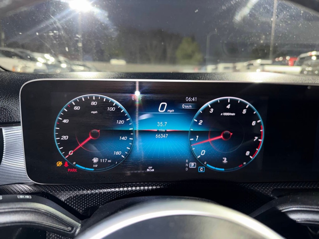 Mercedes-Benz A-Class Vehicle Full-screen Gallery Image 32