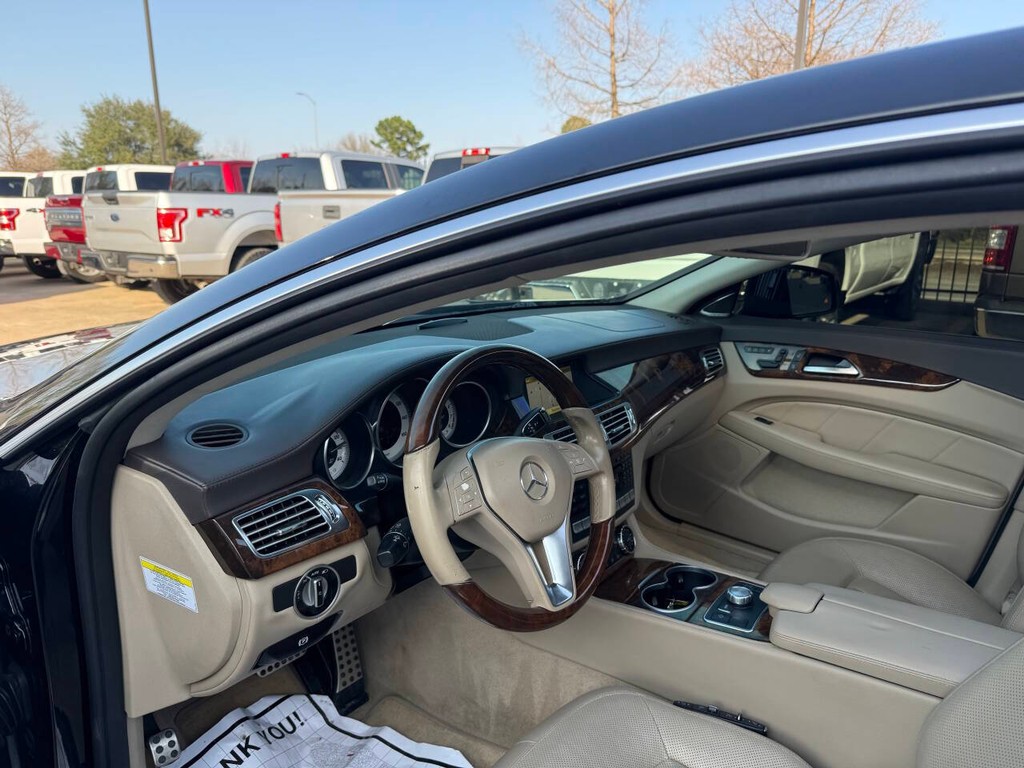 Mercedes-Benz CLS-Class Vehicle Full-screen Gallery Image 06