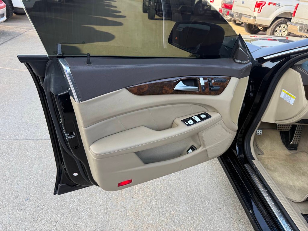 Mercedes-Benz CLS-Class Vehicle Full-screen Gallery Image 08