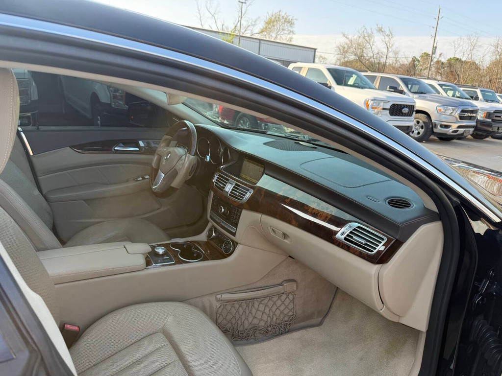 Mercedes-Benz CLS-Class Vehicle Full-screen Gallery Image 09