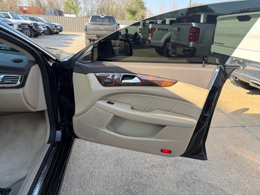 Mercedes-Benz CLS-Class Vehicle Full-screen Gallery Image 11