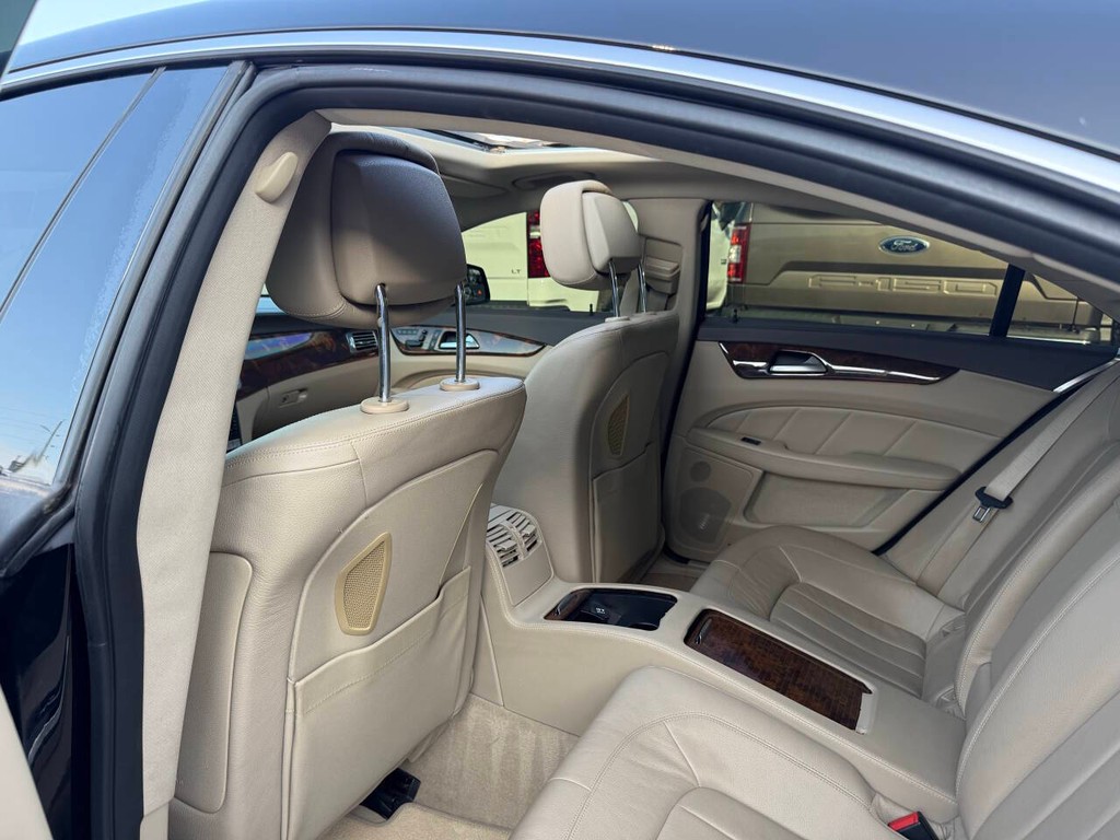 Mercedes-Benz CLS-Class Vehicle Full-screen Gallery Image 12