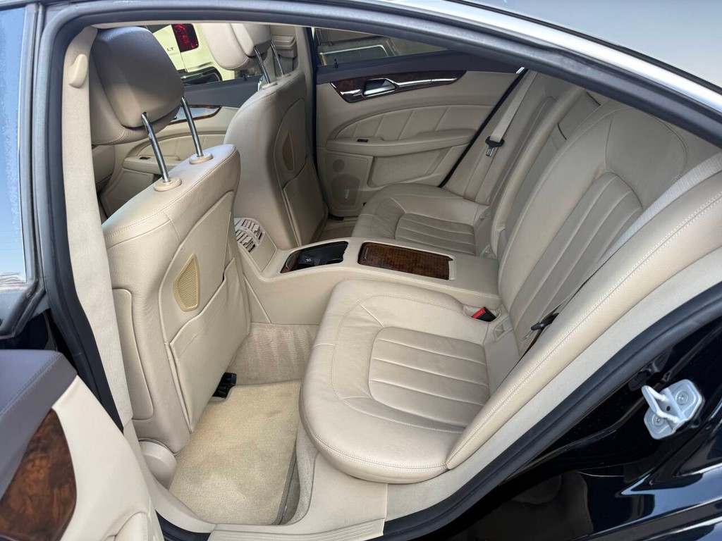 Mercedes-Benz CLS-Class Vehicle Full-screen Gallery Image 13