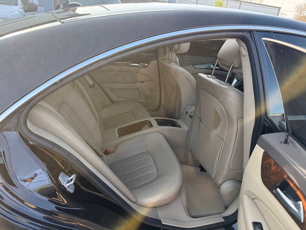 Mercedes-Benz CLS-Class Vehicle Full-screen Gallery Image 15