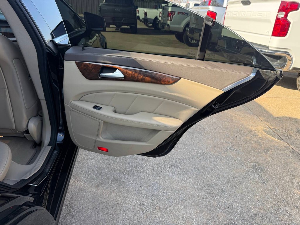 Mercedes-Benz CLS-Class Vehicle Full-screen Gallery Image 16