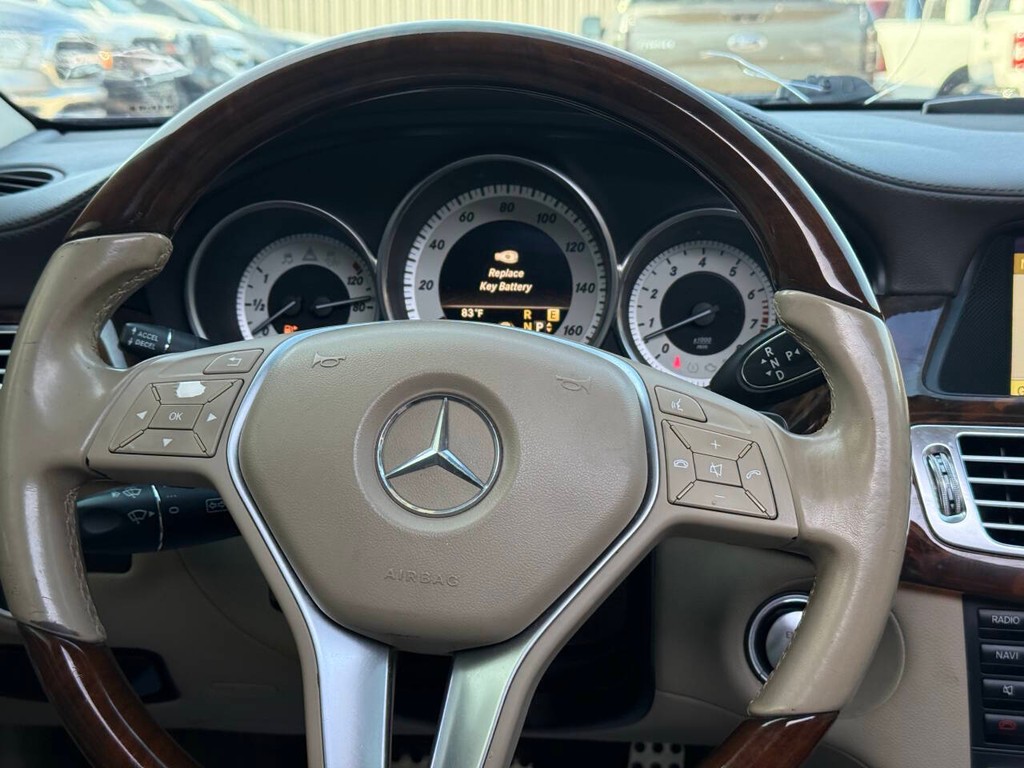 Mercedes-Benz CLS-Class Vehicle Full-screen Gallery Image 23