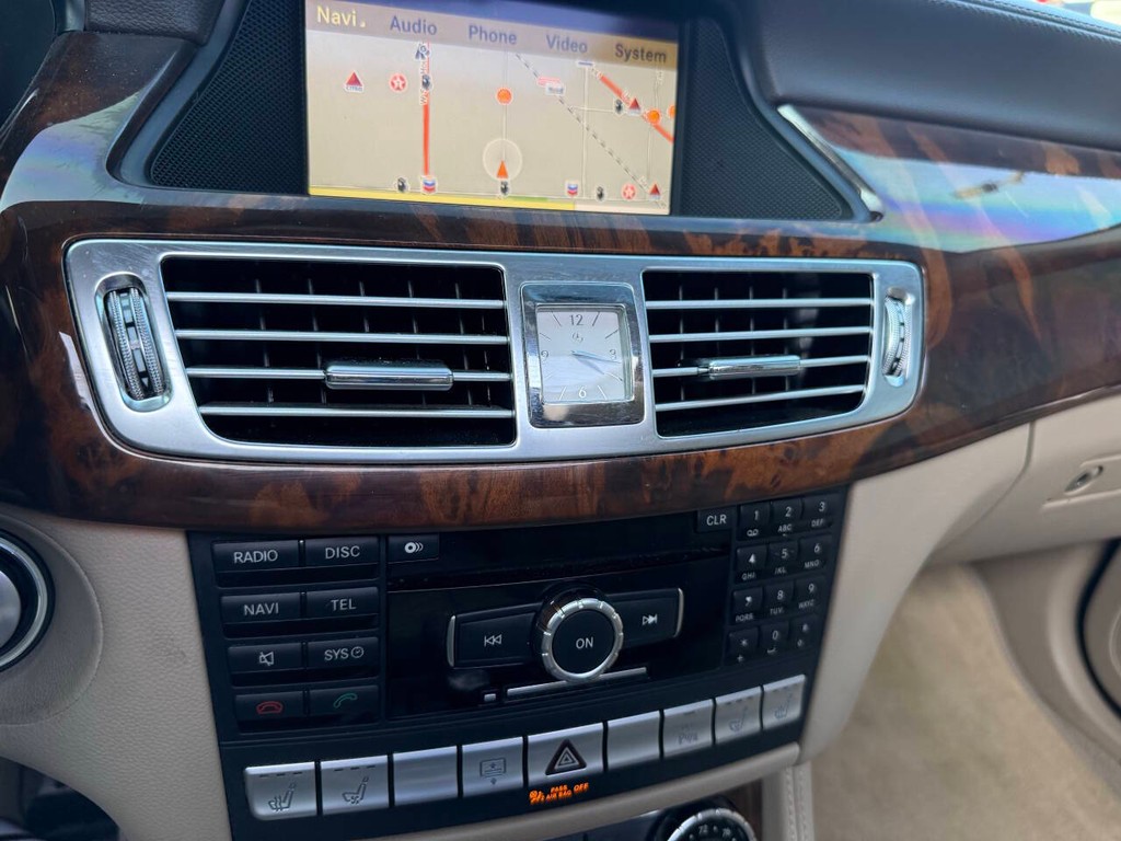 Mercedes-Benz CLS-Class Vehicle Full-screen Gallery Image 27